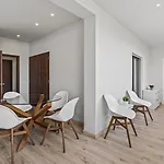 Sunny Retreat By Lovelystay *