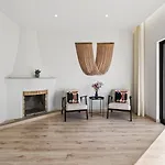 Sunny Retreat By Lovelystay Daire