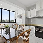 Sunny Retreat By Lovelystay Daire