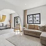Sunny Retreat By Lovelystay *