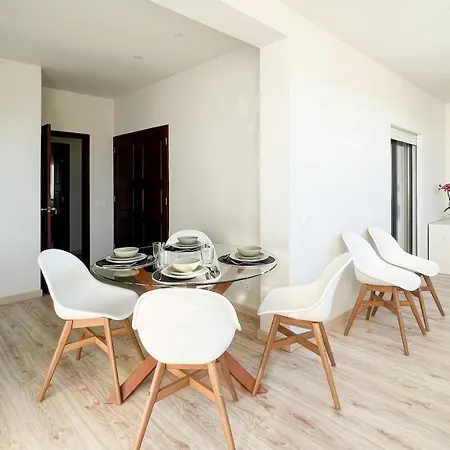 Sunny Retreat By Lovelystay *