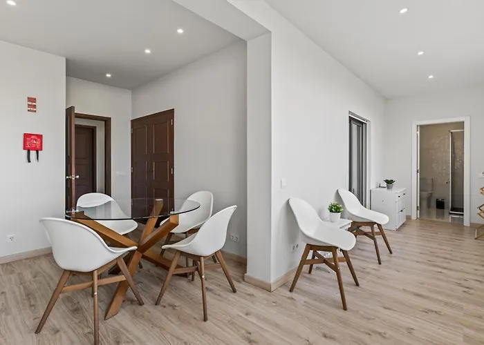 Sunny Retreat By Lovelystay *