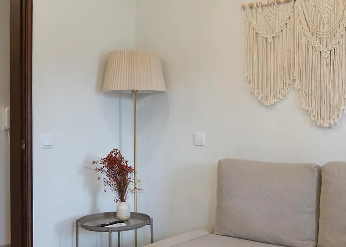 Sunny Retreat By Lovelystay *